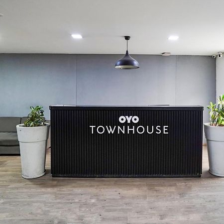 Hotel Collection O White Saffron Near Rohini Sector 18 Metro Station Delhi  Esterno foto
