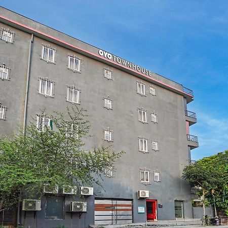 Hotel Collection O White Saffron Near Rohini Sector 18 Metro Station Delhi  Esterno foto