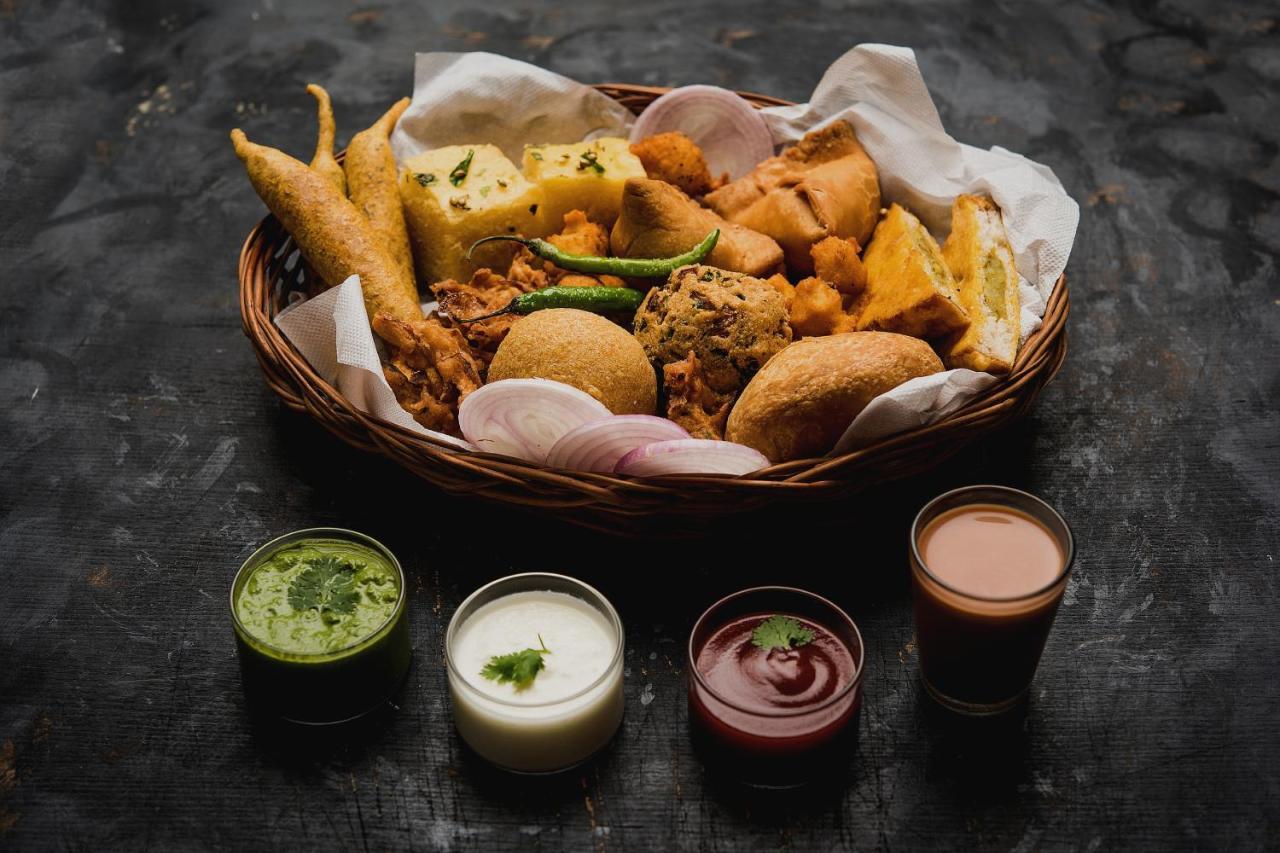 Hotel Collection O White Saffron Near Rohini Sector 18 Metro Station Delhi  Esterno foto