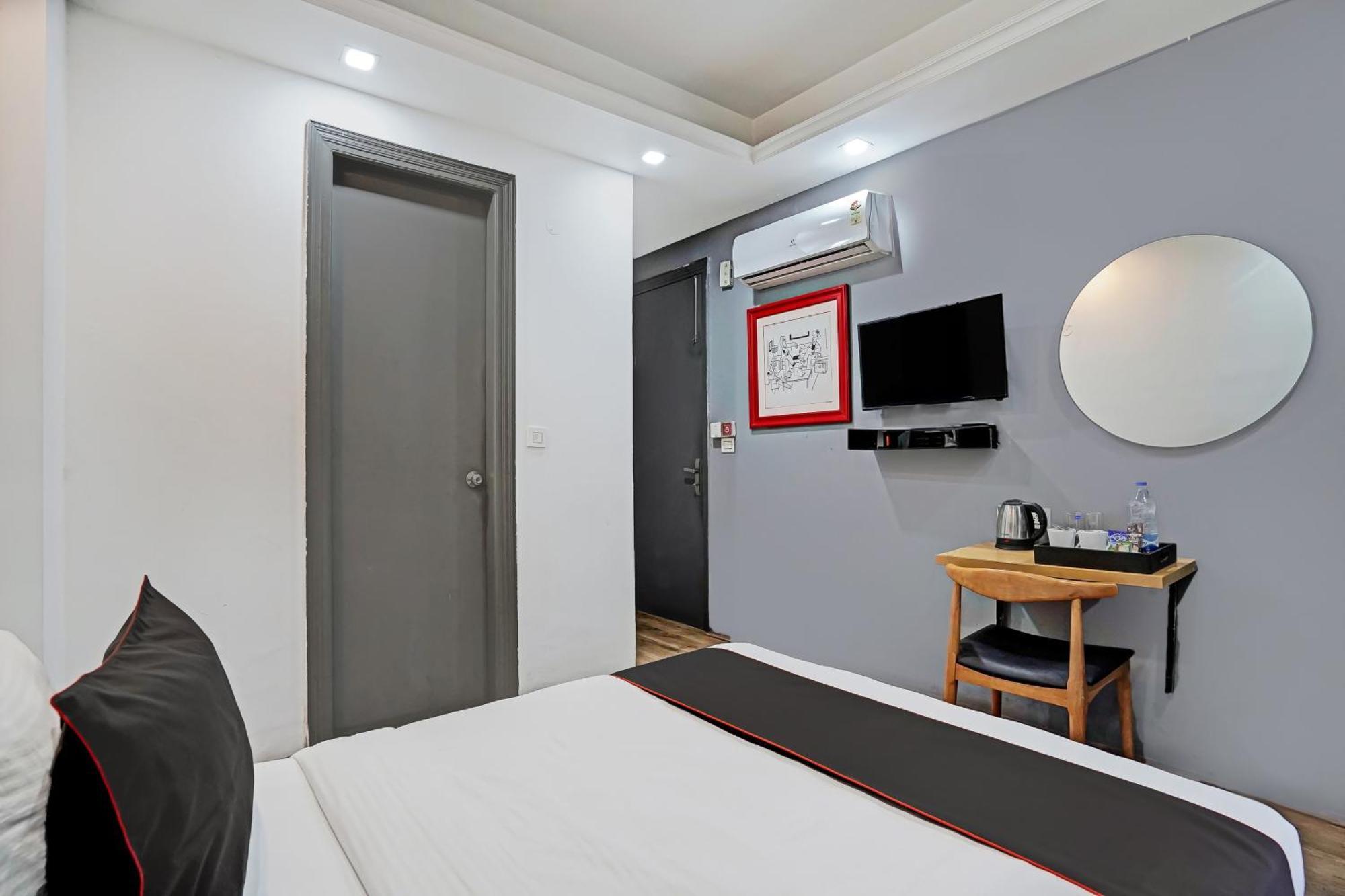 Hotel Collection O White Saffron Near Rohini Sector 18 Metro Station Delhi  Esterno foto