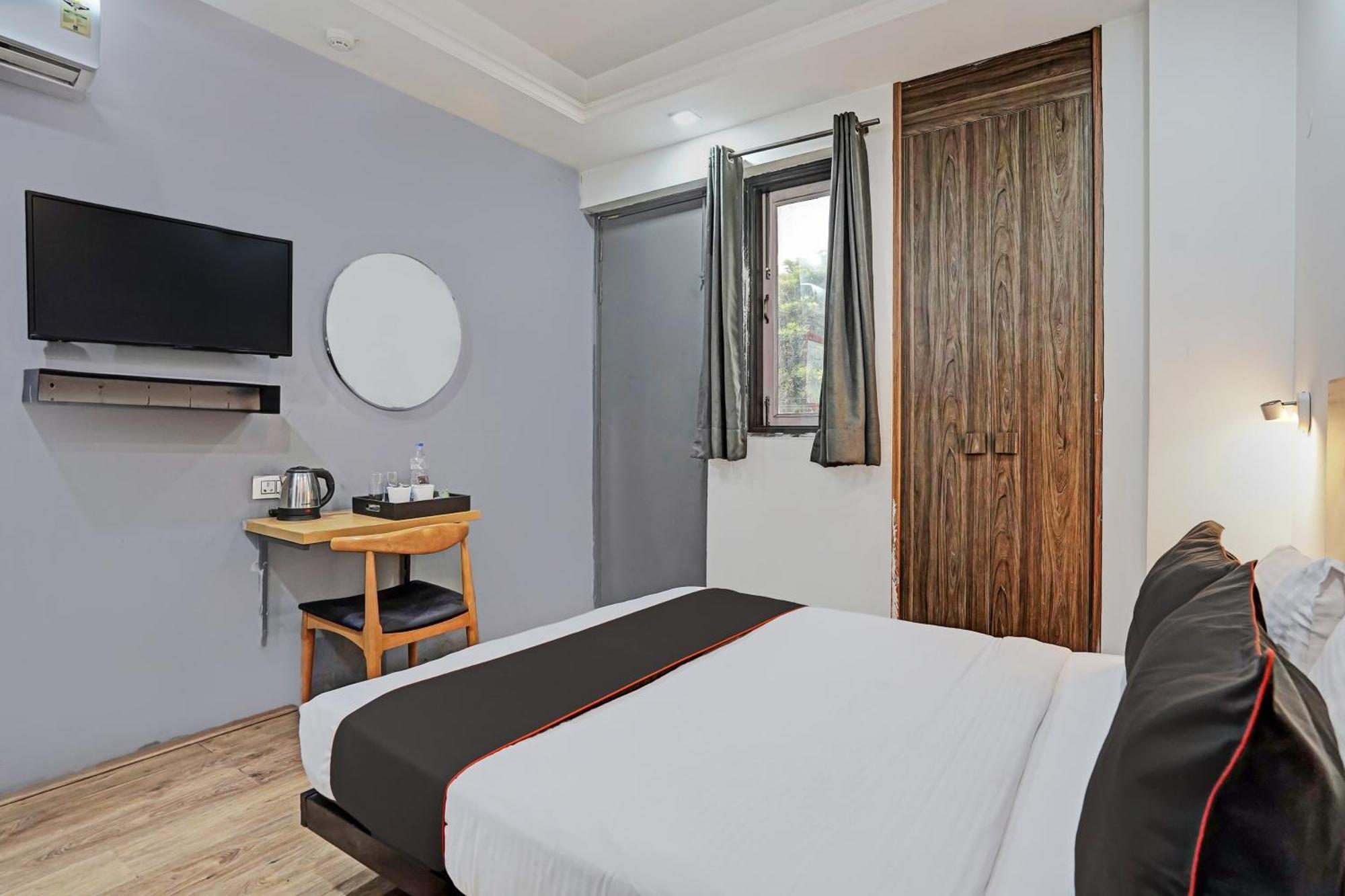 Hotel Collection O White Saffron Near Rohini Sector 18 Metro Station Delhi  Esterno foto