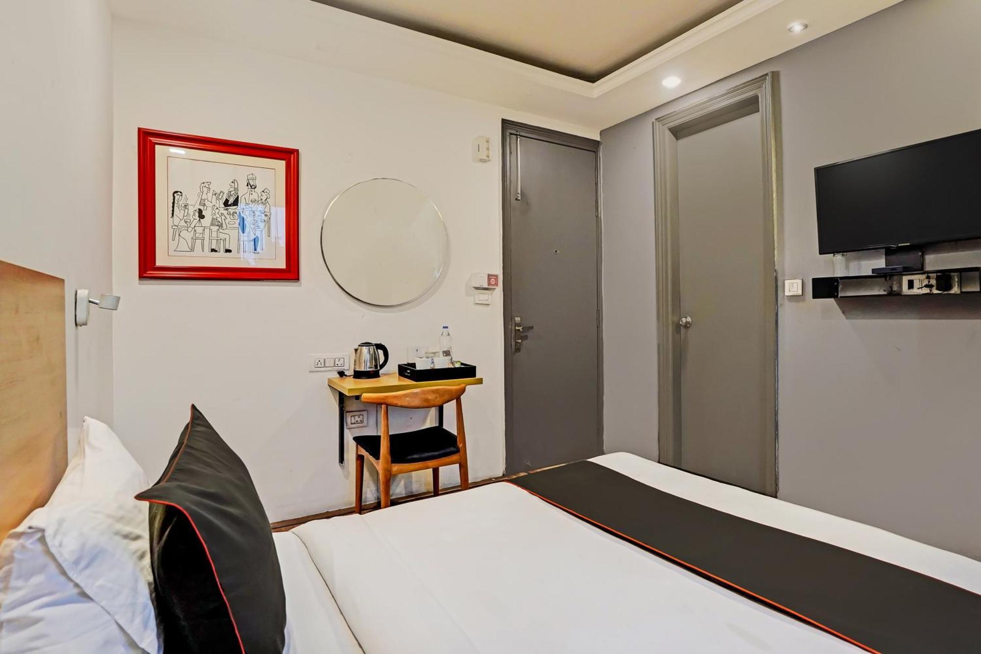 Hotel Collection O White Saffron Near Rohini Sector 18 Metro Station Delhi  Esterno foto
