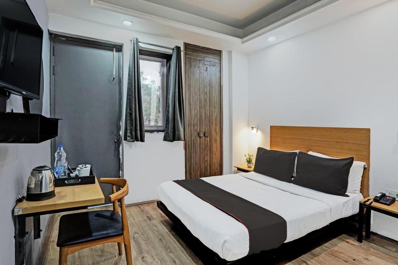 Hotel Collection O White Saffron Near Rohini Sector 18 Metro Station Delhi  Esterno foto