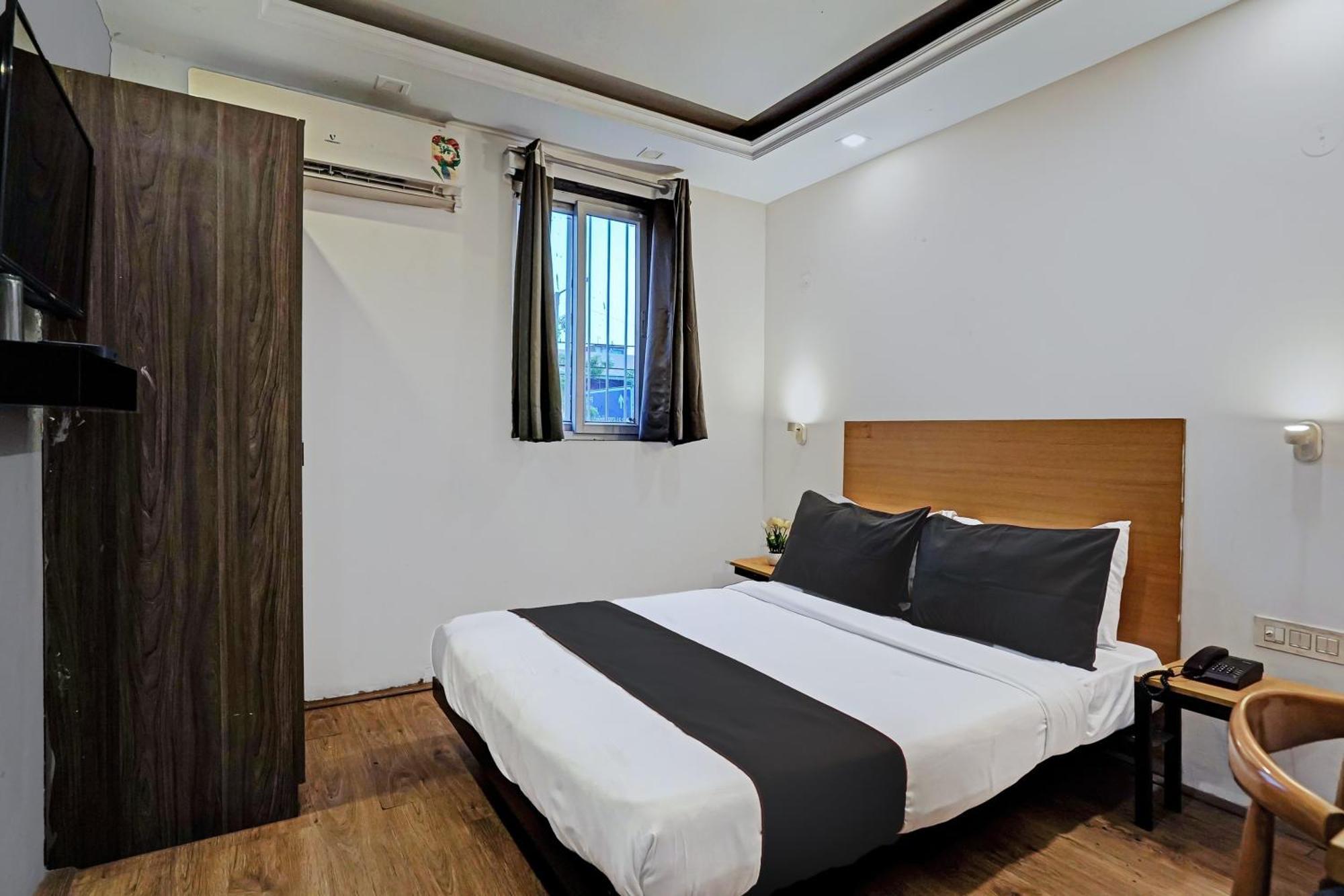 Hotel Collection O White Saffron Near Rohini Sector 18 Metro Station Delhi  Esterno foto