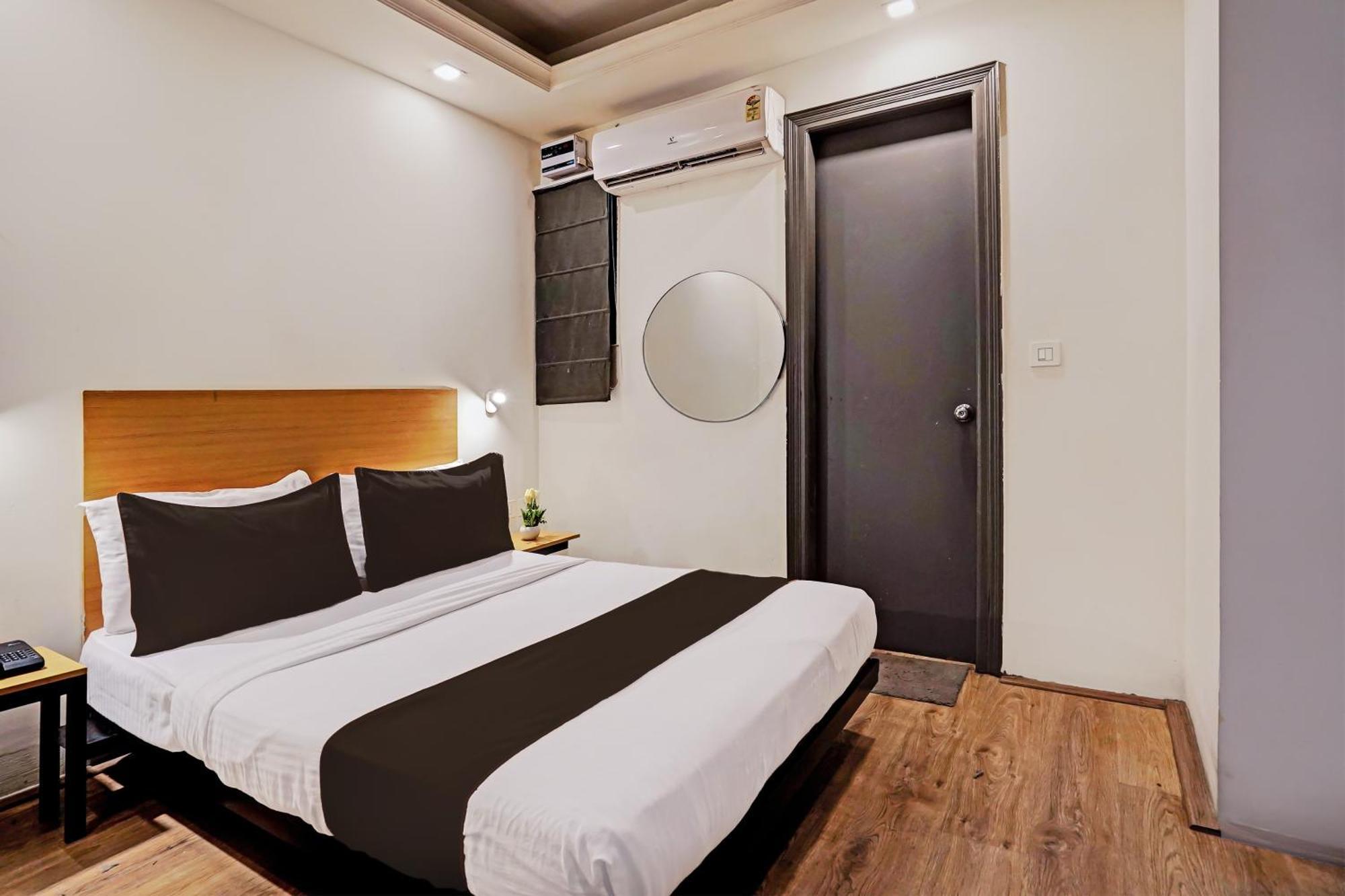 Hotel Collection O White Saffron Near Rohini Sector 18 Metro Station Delhi  Esterno foto