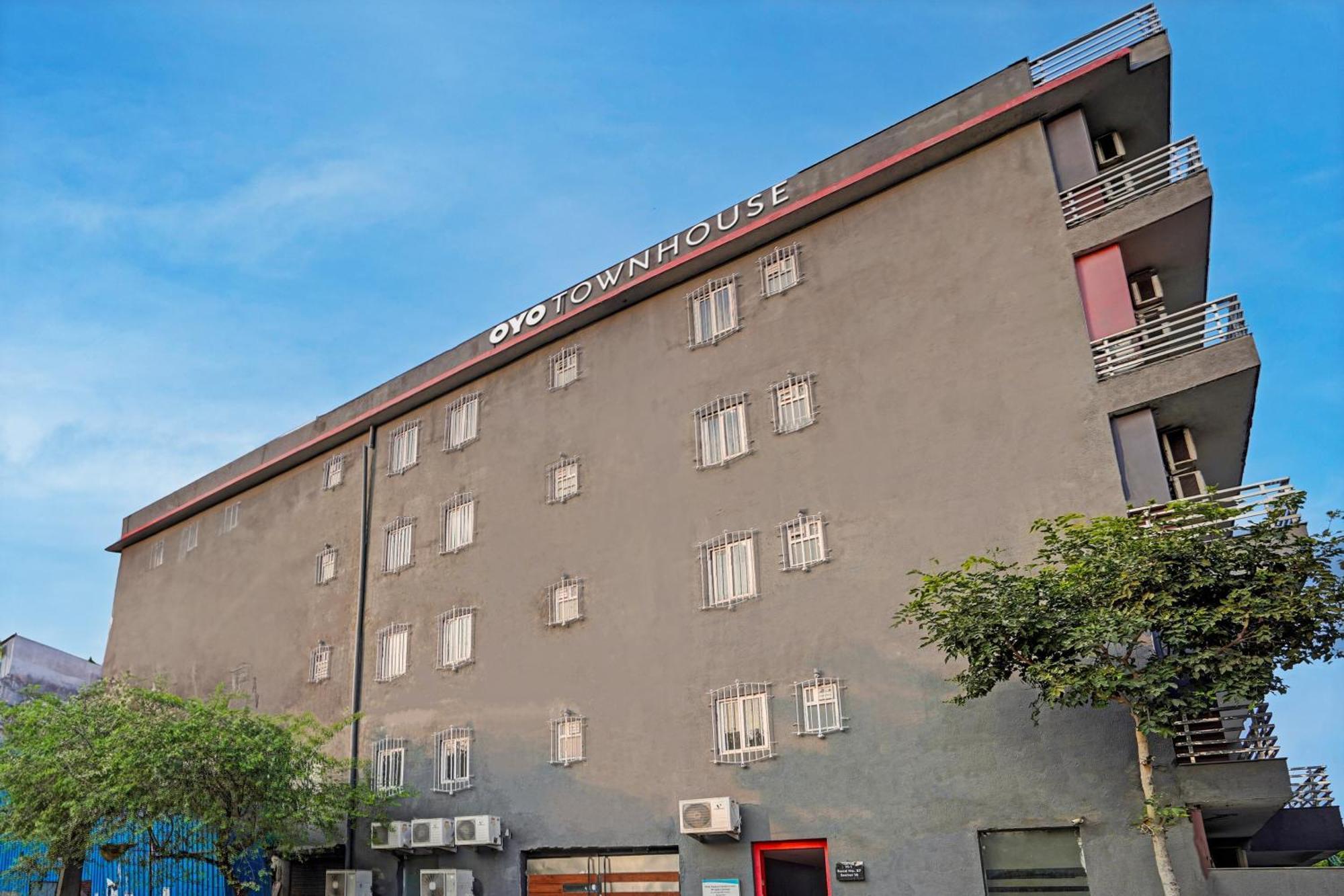 Hotel Collection O White Saffron Near Rohini Sector 18 Metro Station Delhi  Esterno foto