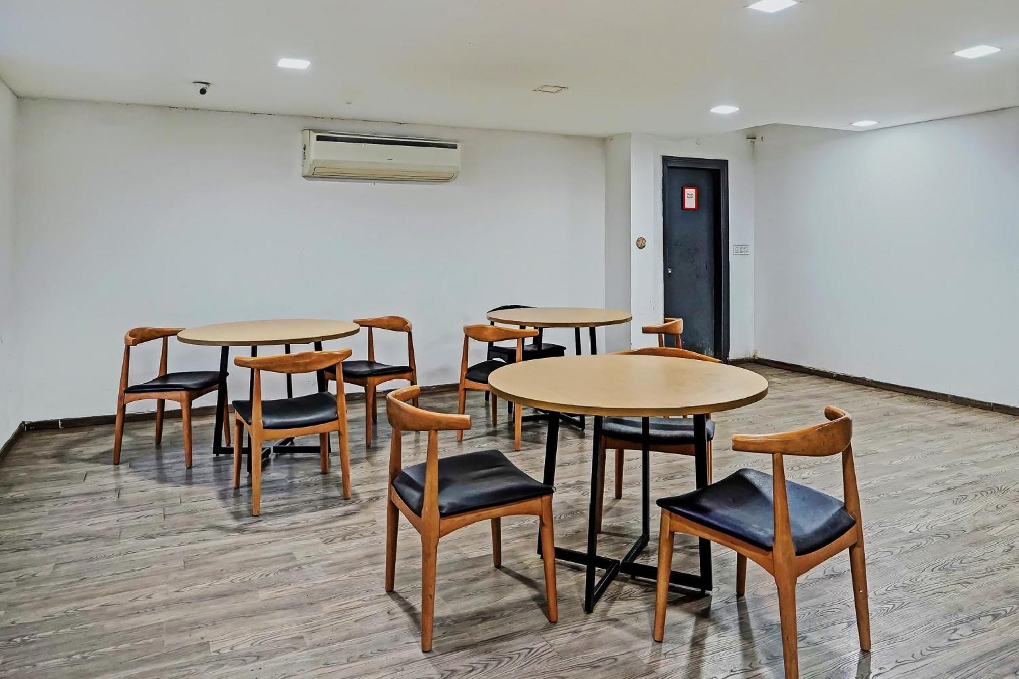 Hotel Collection O White Saffron Near Rohini Sector 18 Metro Station Delhi  Esterno foto