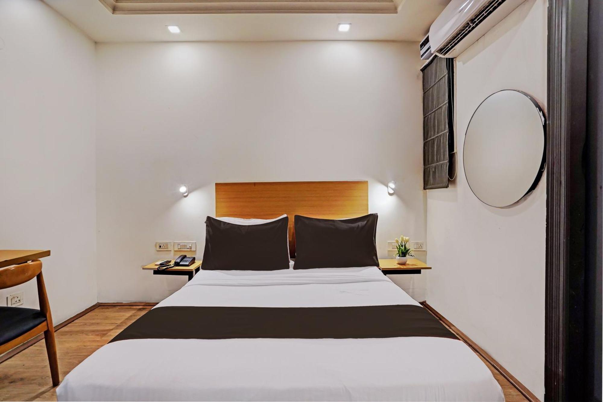 Hotel Collection O White Saffron Near Rohini Sector 18 Metro Station Delhi  Esterno foto