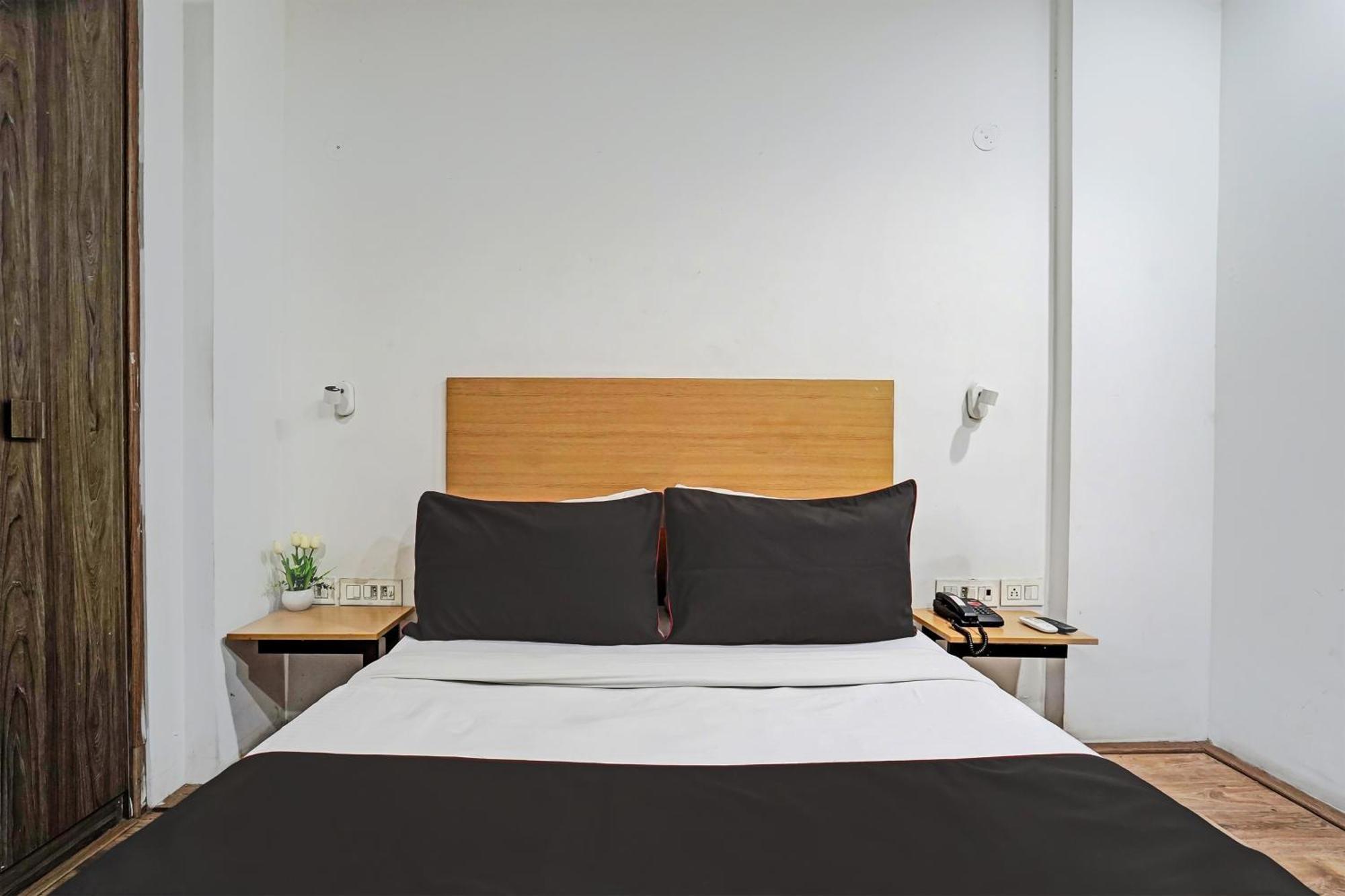 Hotel Collection O White Saffron Near Rohini Sector 18 Metro Station Delhi  Esterno foto
