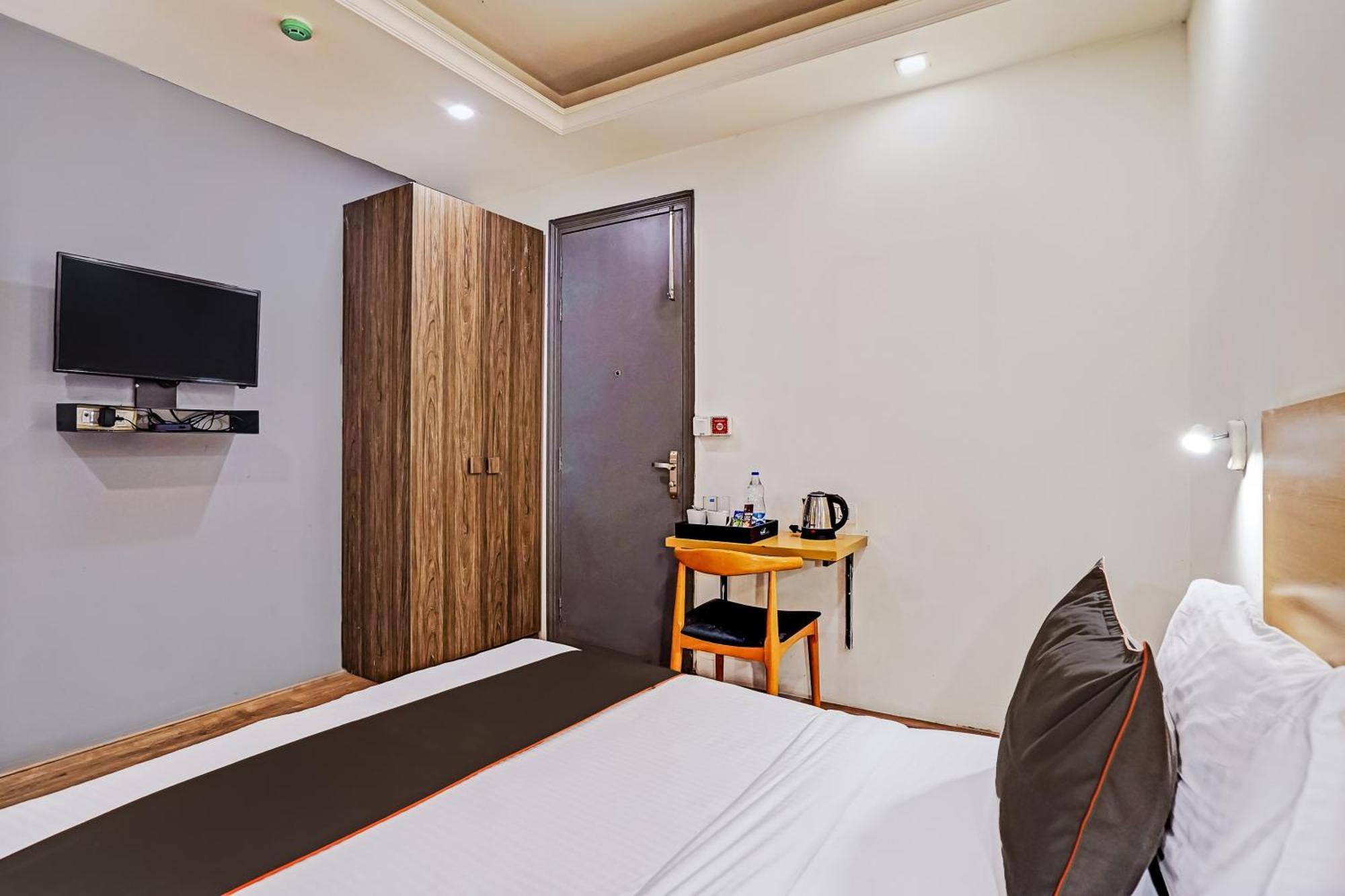 Hotel Collection O White Saffron Near Rohini Sector 18 Metro Station Delhi  Esterno foto