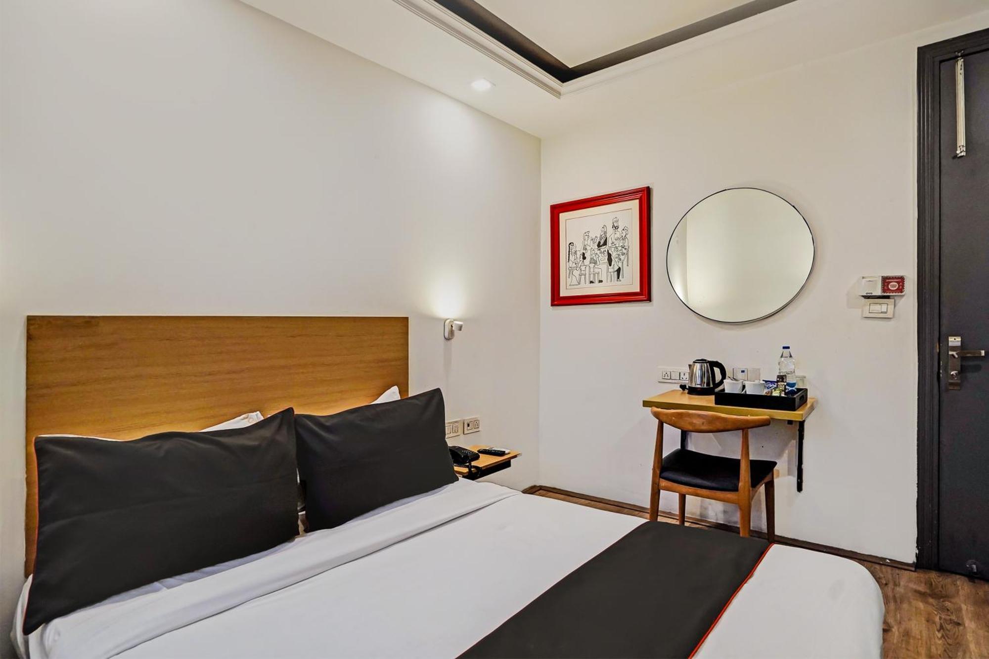 Hotel Collection O White Saffron Near Rohini Sector 18 Metro Station Delhi  Esterno foto