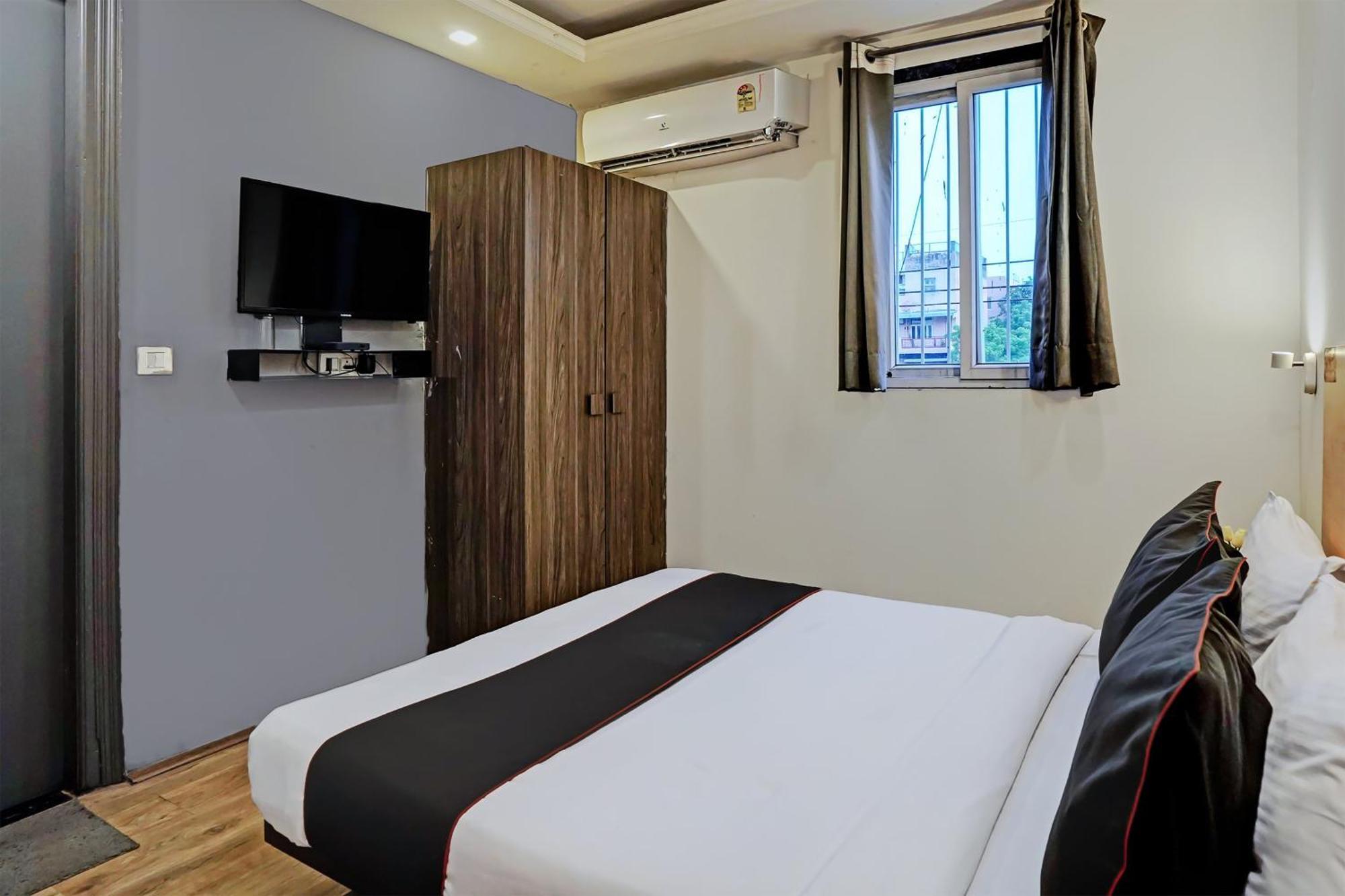 Hotel Collection O White Saffron Near Rohini Sector 18 Metro Station Delhi  Esterno foto