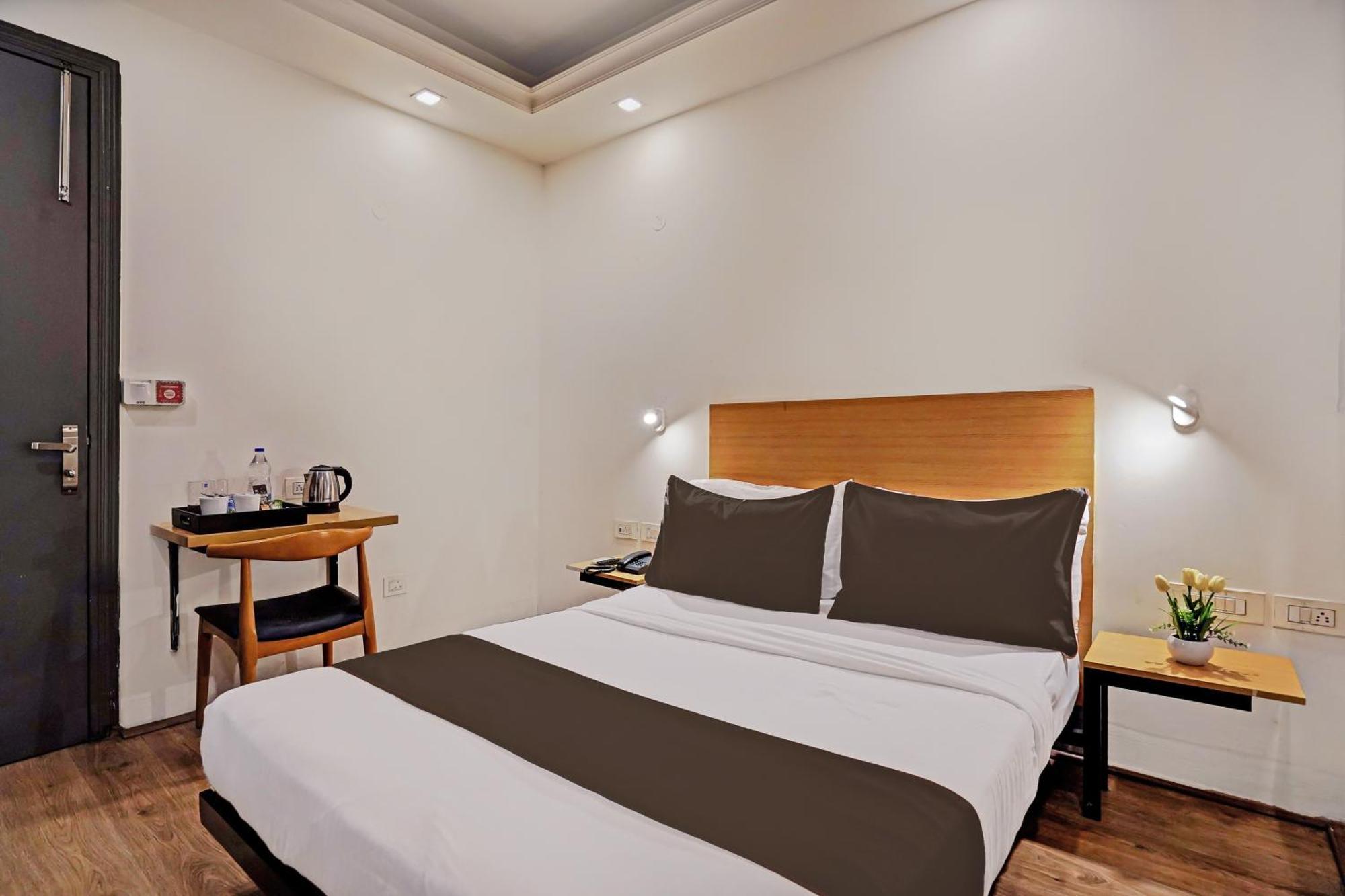 Hotel Collection O White Saffron Near Rohini Sector 18 Metro Station Delhi  Esterno foto