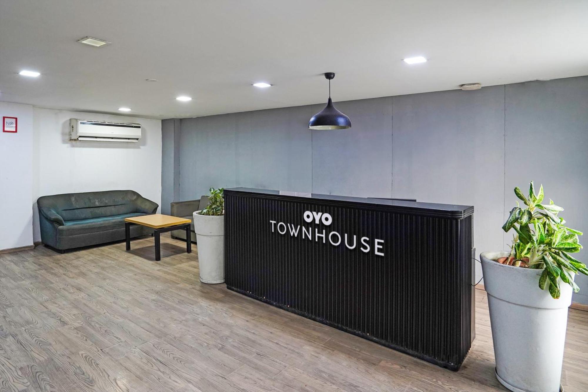 Hotel Collection O White Saffron Near Rohini Sector 18 Metro Station Delhi  Esterno foto