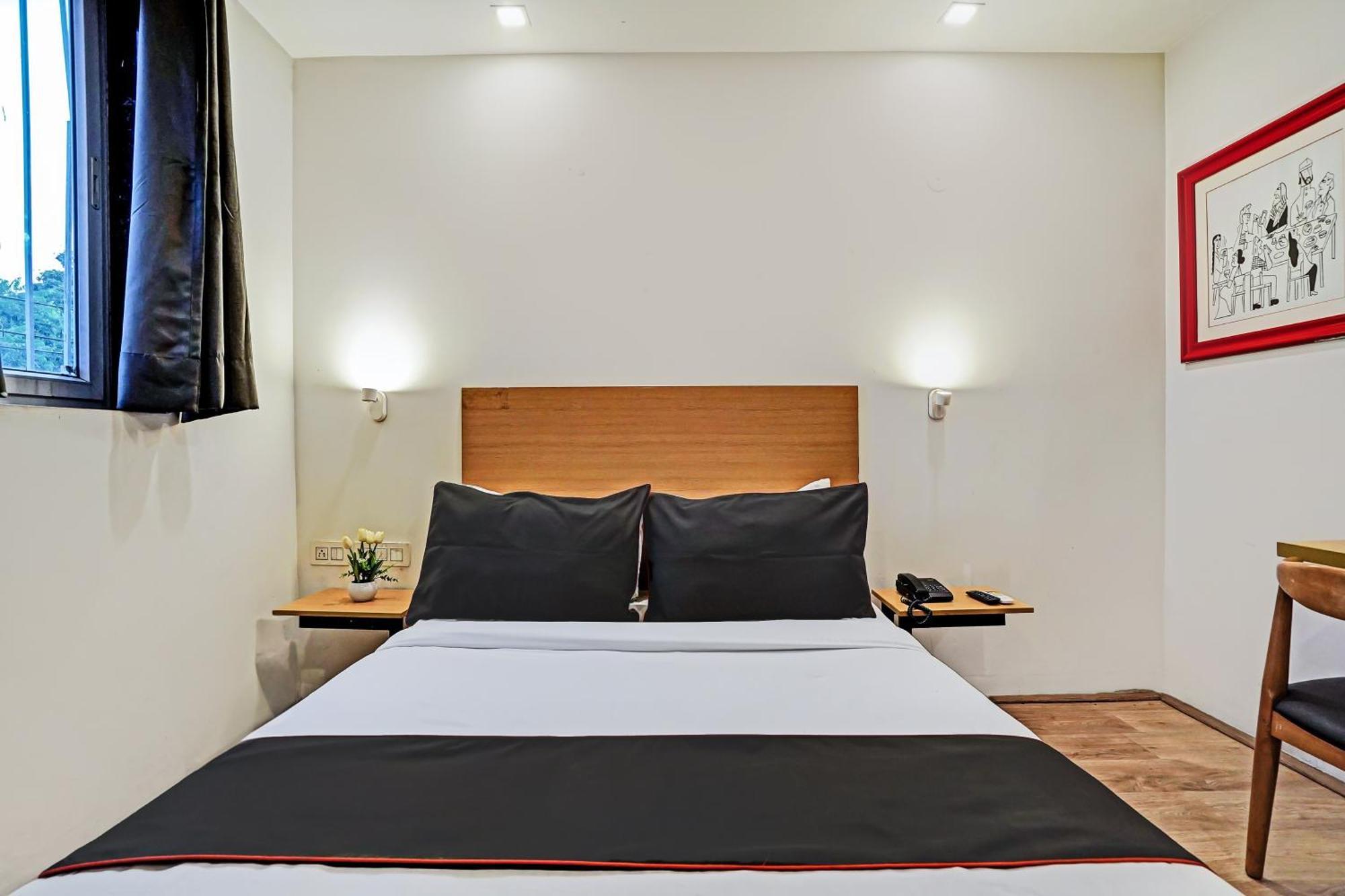Hotel Collection O White Saffron Near Rohini Sector 18 Metro Station Delhi  Esterno foto