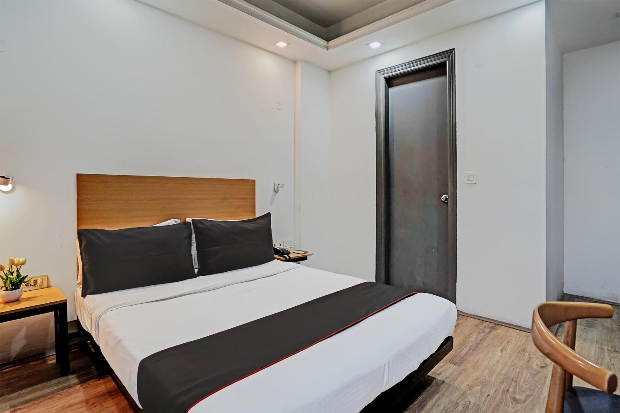 Hotel Collection O White Saffron Near Rohini Sector 18 Metro Station Delhi  Esterno foto