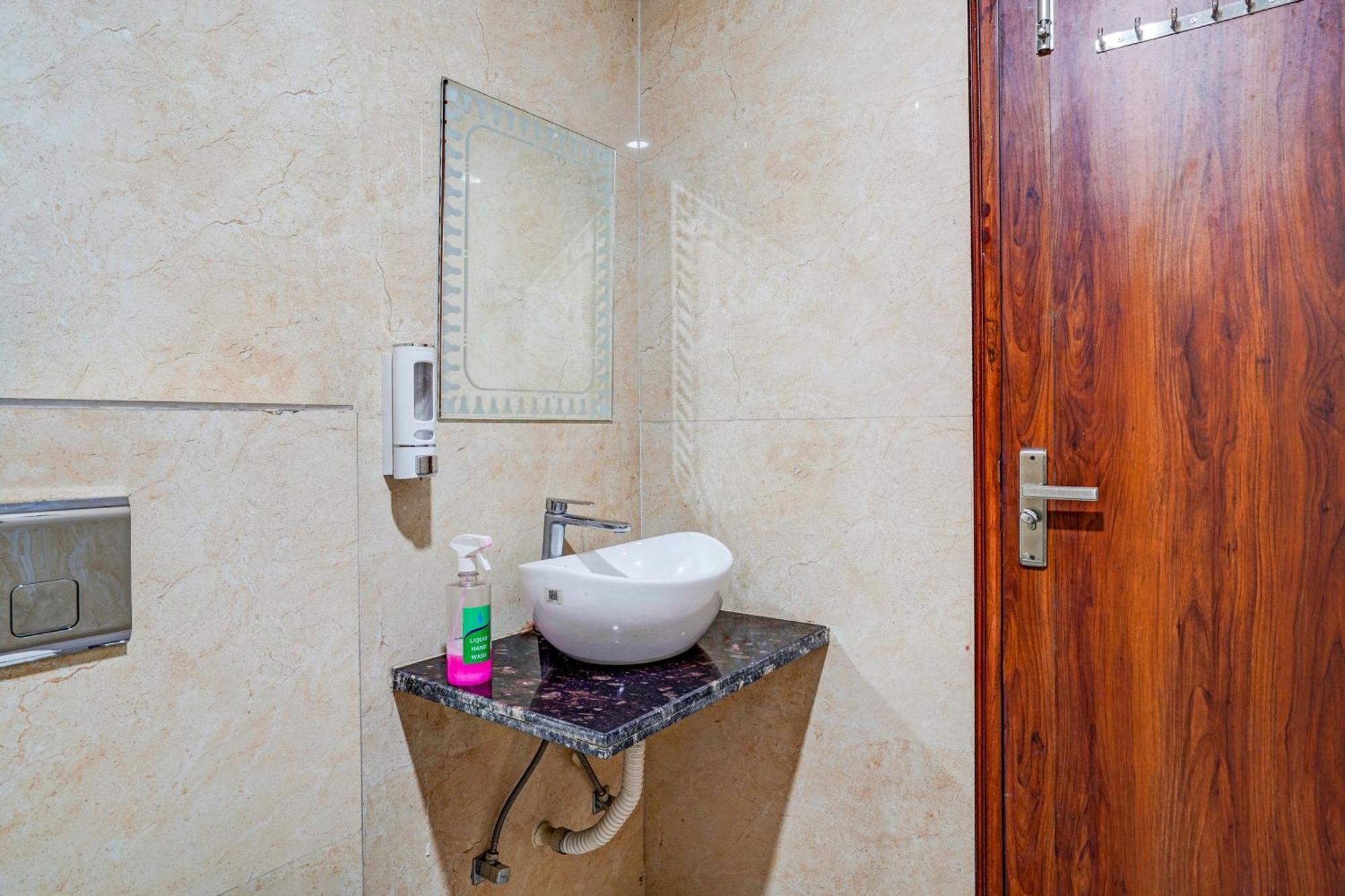 Hotel Collection O White Saffron Near Rohini Sector 18 Metro Station Delhi  Esterno foto
